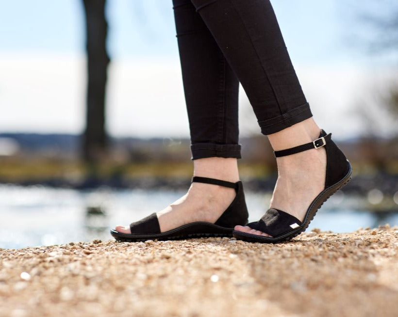 leguano, barefoot shoes, Jara, woman sandals, park view